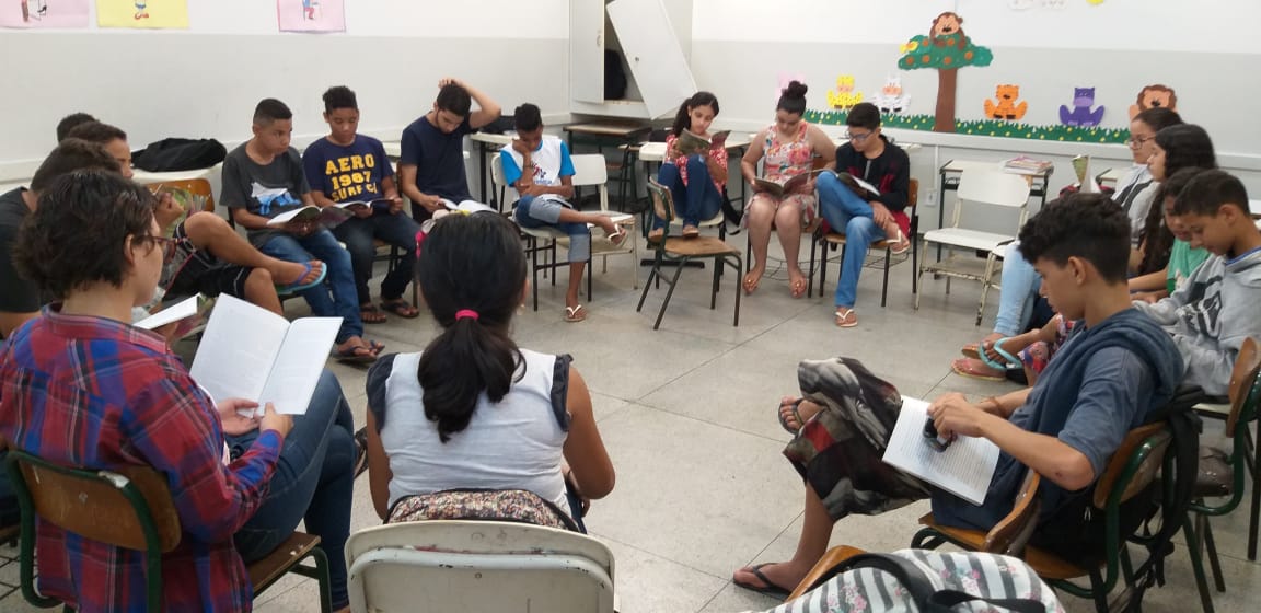 Estudantes de Letras - Português do Câmpus Goiânia promovem ateliês de leitura e escrita para incentivar o estudo de temas transversais no Colégio Estadual Jardim Balneário Meia Ponte.